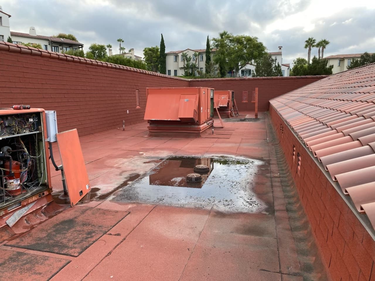 Commercial rooftop unit service